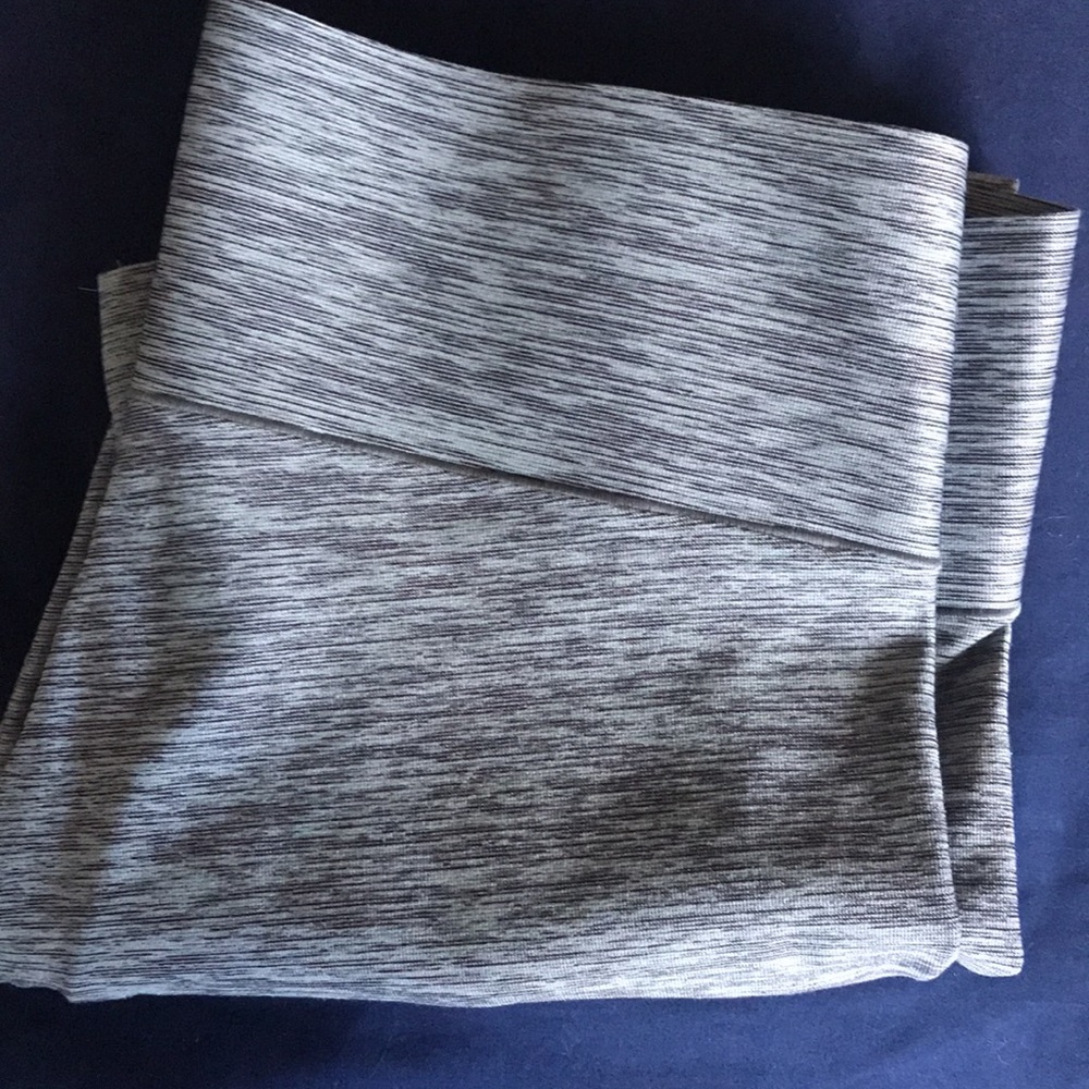 SOLD on V Pink vs calf length leggings - Picture 1 of 6